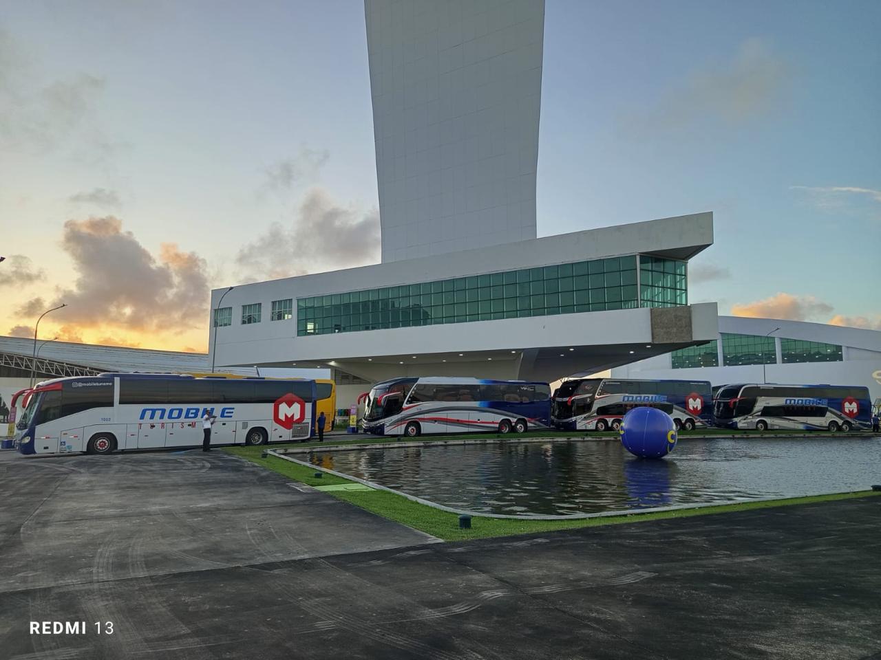 Frota de ônibus da Mobile Turismo estacionada em João Pessoa